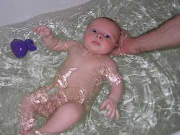 Как ребенка купать в большой ванне