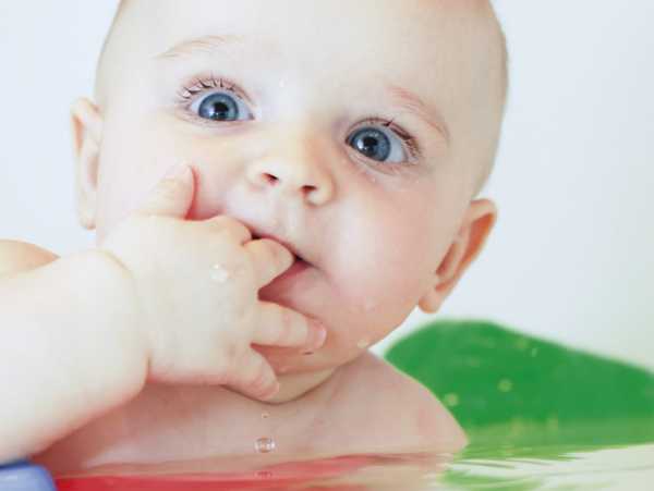 Малыш 2 месяца текут слюни и ест руки