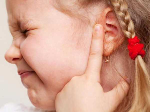 Сильно болит ухо у ребенка что делать в домашних условиях