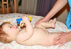 Тонус 6 месяцев. Детский массаж ягодиц. Массаж ребенка тонус шеи у новорожденных. Гипертонус спины у грудничков.